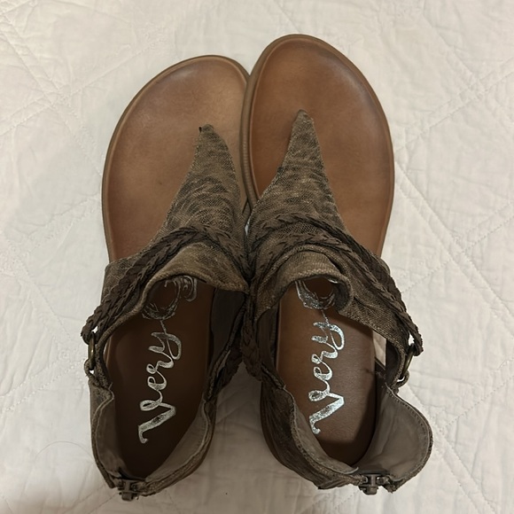 Very G Canvas Sandals - Picture 4 of 5